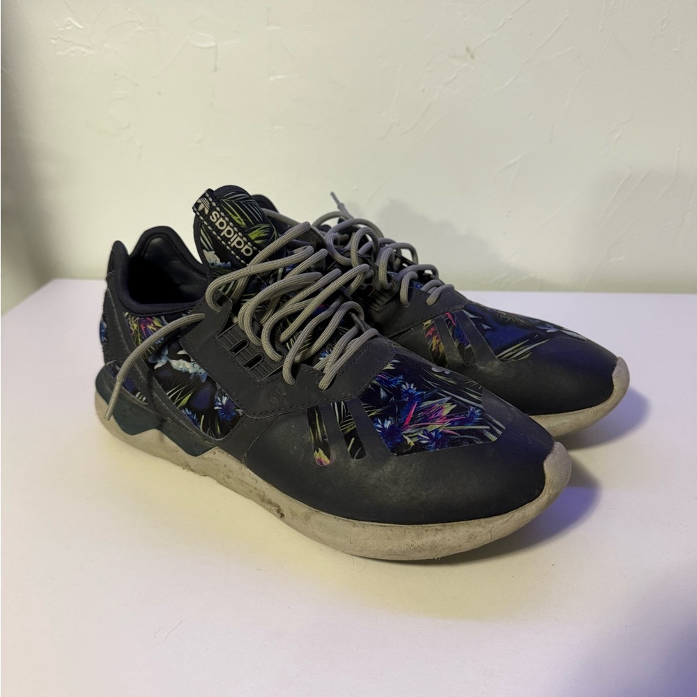 Men’s adidas tubular. Size:9